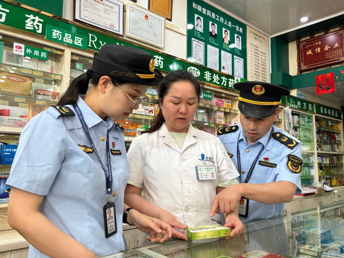 圖為該局執(zhí)法人員在一家藥店檢查。（郭亞麗 孫建新 攝）